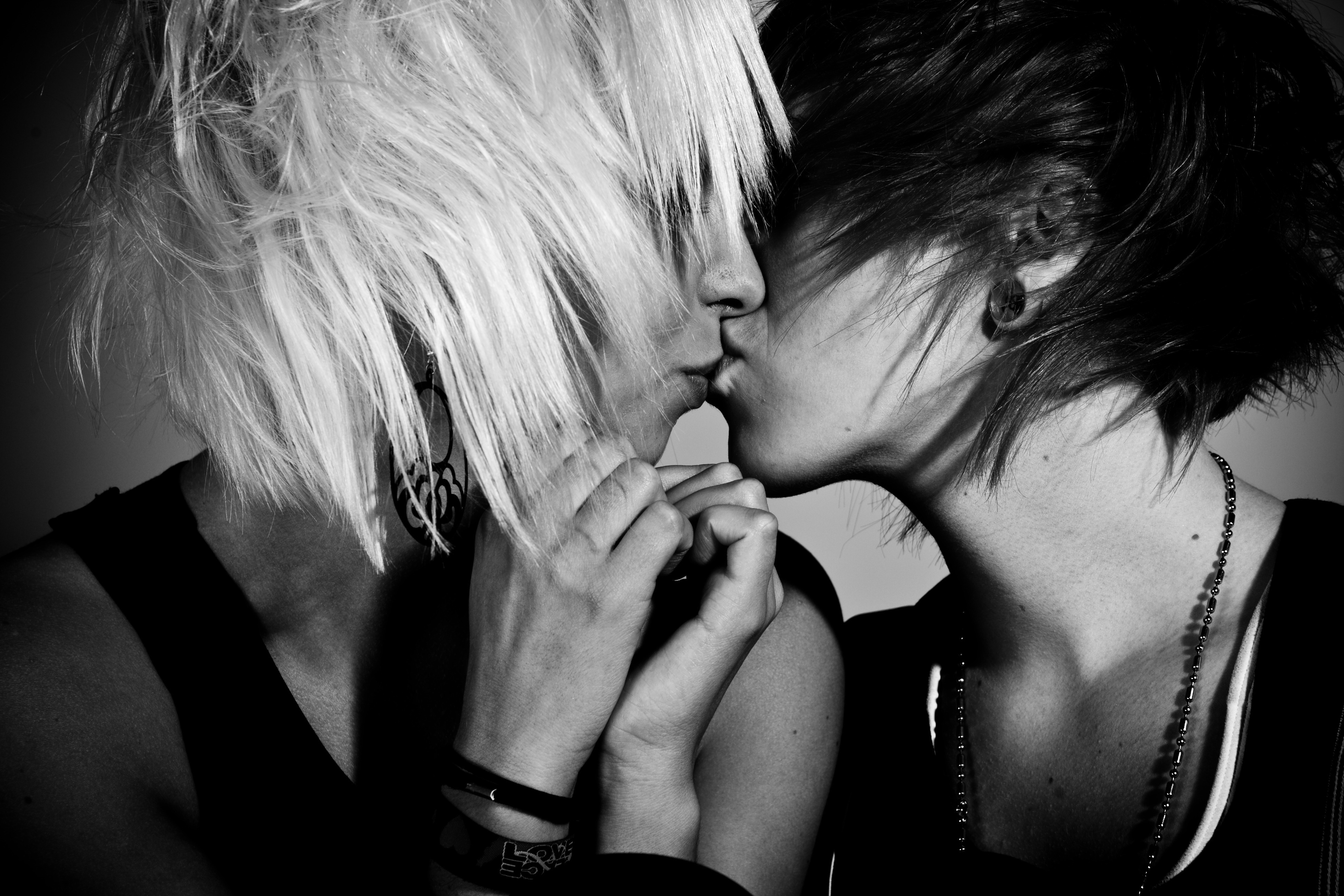 Девушки целуются (28 фото)