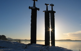 3d обои Огромные каменные мечи  зима