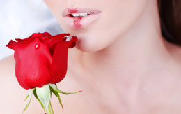 3d обои Девушка с розой и красными блёстками на губах  губы
