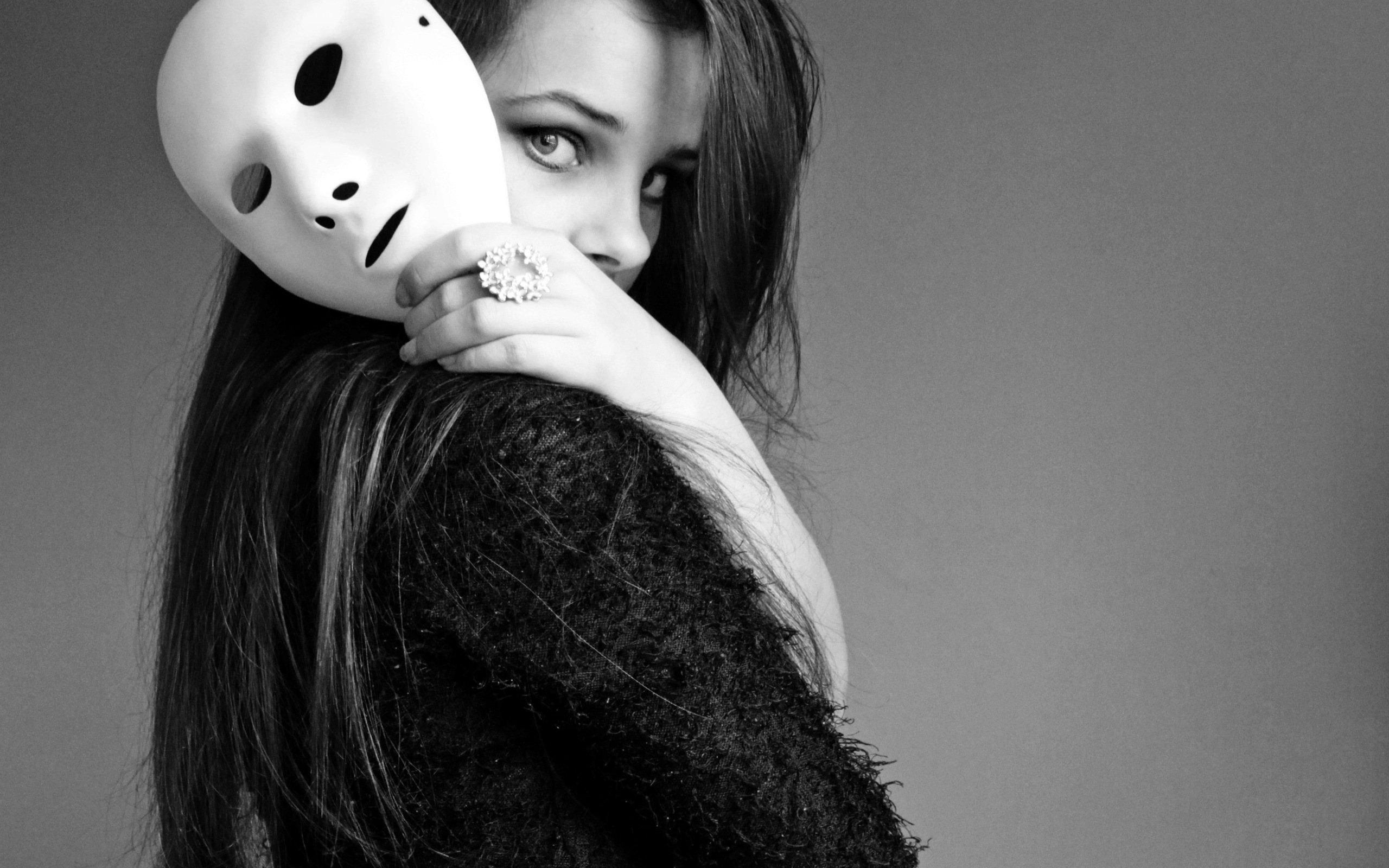 3d обои Грустная девушка с белой маской в руке  черно-белые # 88641