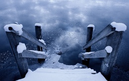 3d обои Лестница к замерзшей воде  зима