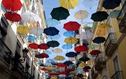 3d обои Разноцветные зонтики висят над улицей  позитив