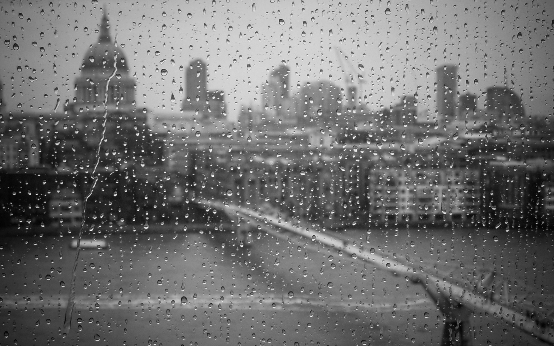 3d обои Сквозь запотевшее стекло со стекающими каплями дождя мы видим город Лондон / London, Англия / United Kingdom of Great Britain and Northern Ireland. Вид на St Pauls Cathedral и Millennium Bridge  дождь # 34346