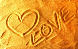 3d обои На песке нарисовано сердечко и надпись love  сердечки
