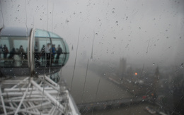 3d обои Капли дождя на стекле подъемника, панорама на город  дождь