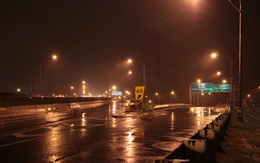 3d обои Дождливое ночное шоссе  знаки