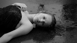 3d обои Грустная девушка лежит на асфальте под дождем  вода