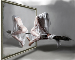 3d обои Сюрреализм. Обнажённая девушка, накрытая влажной простынёй, на метле  предметы