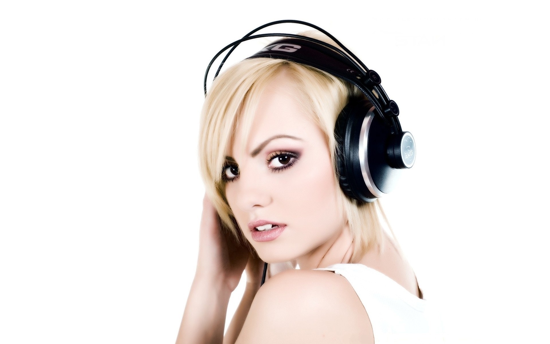 3d обои Красивая блондинка слушает музыку в больших наушниках  техника # 82860