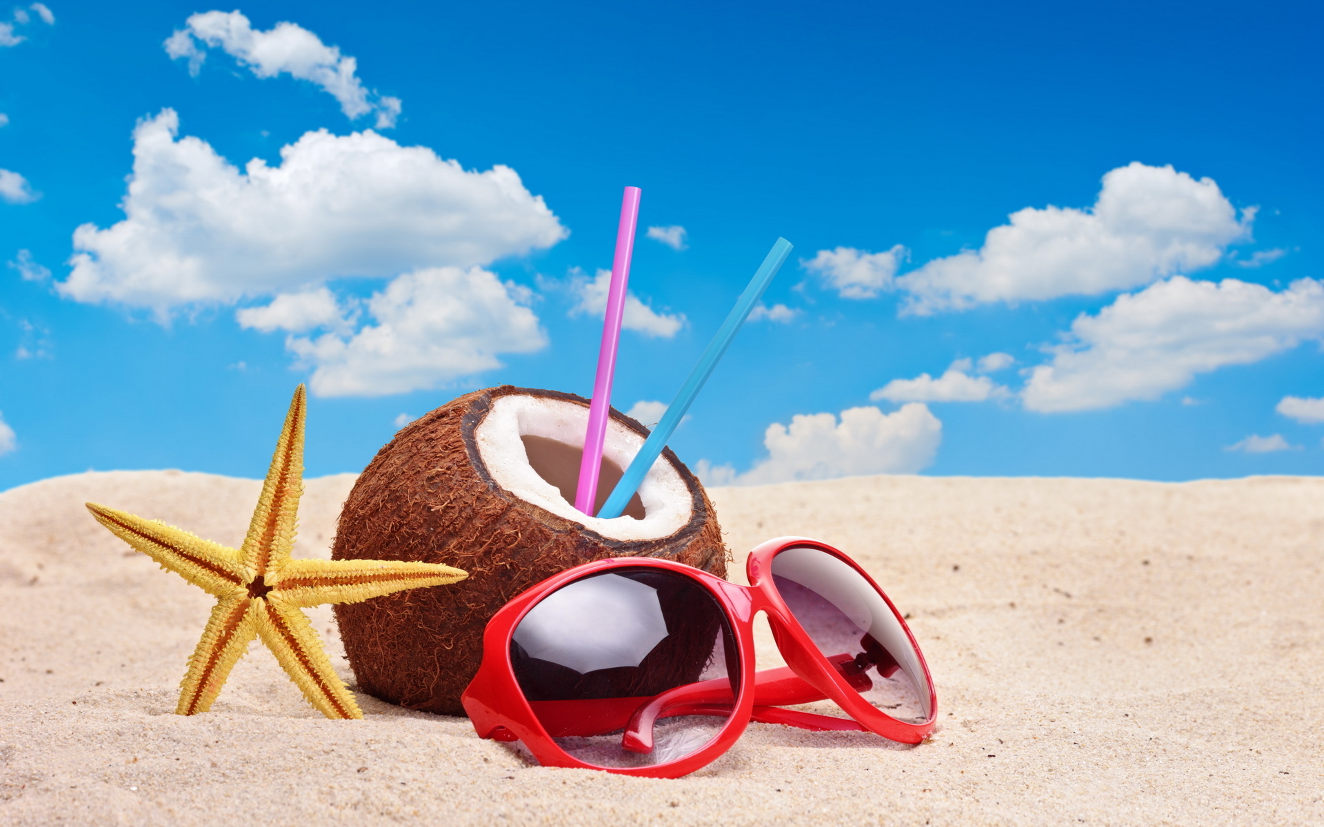 3d обои Кокос с соломинками морская звезда и очки на пляже  лето # 50487