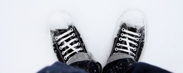 3d обои Парень стоит на снегу в кедах  ножки