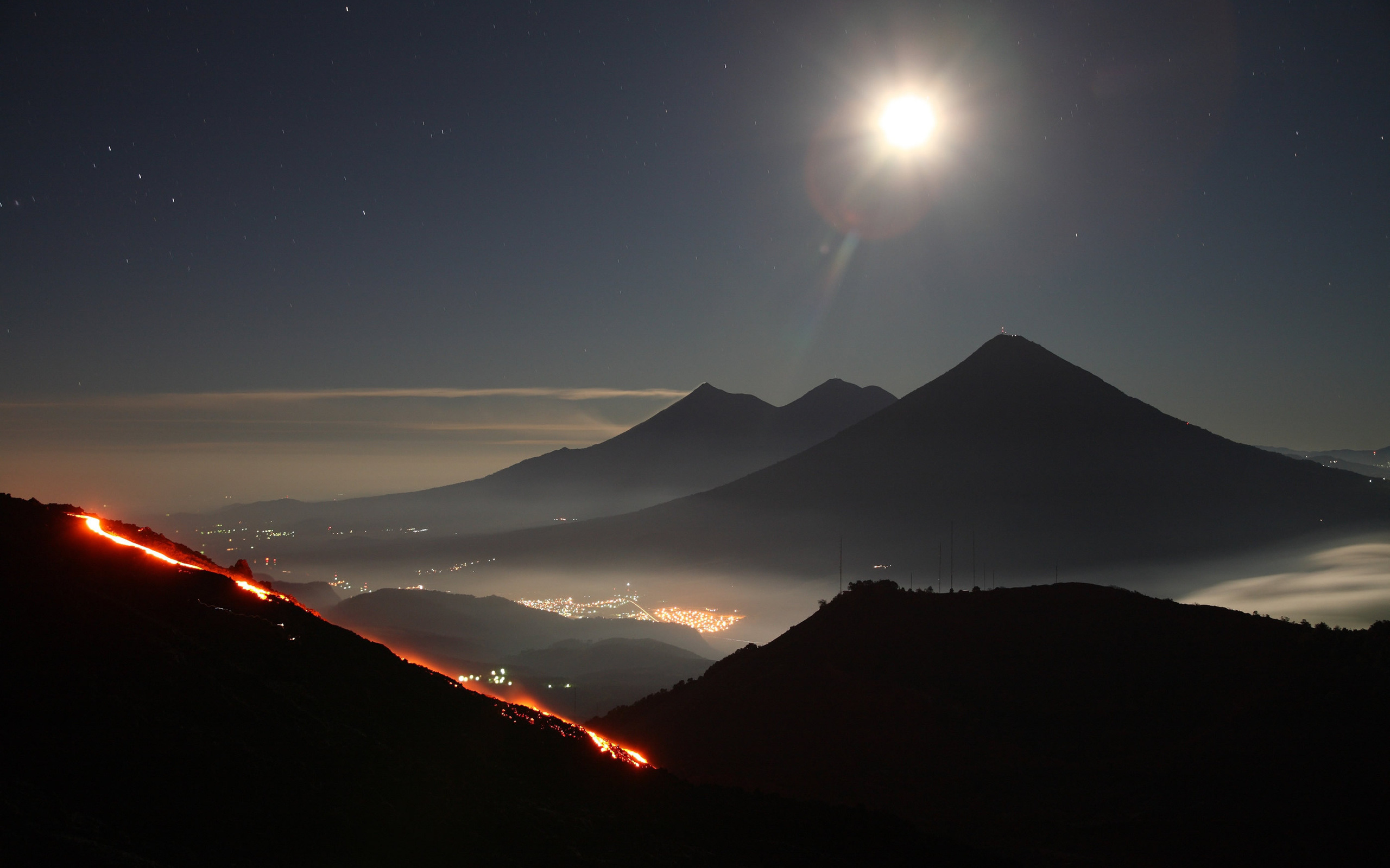 3d обои Яркая луна над вершинами гор, вид на шоссе с огнями машин и город в долине  ночь # 67430