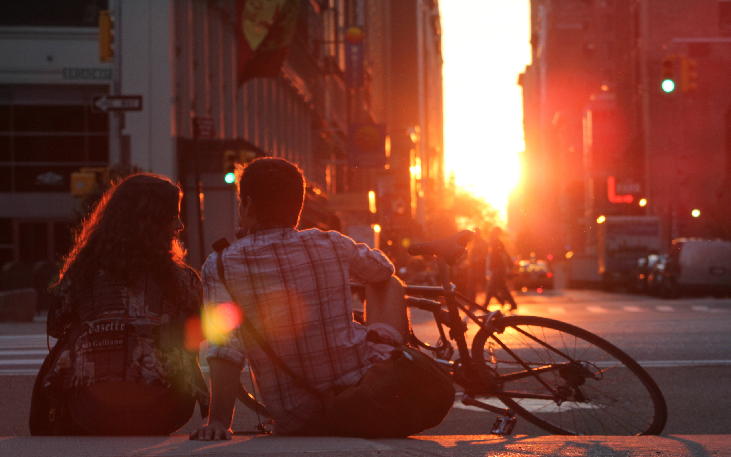 3d обои Девушка и парень с велосипедом наблюдают закат в большом городе  город # 24172
