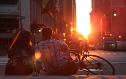 3d обои Девушка и парень с велосипедом наблюдают закат в большом городе  дороги