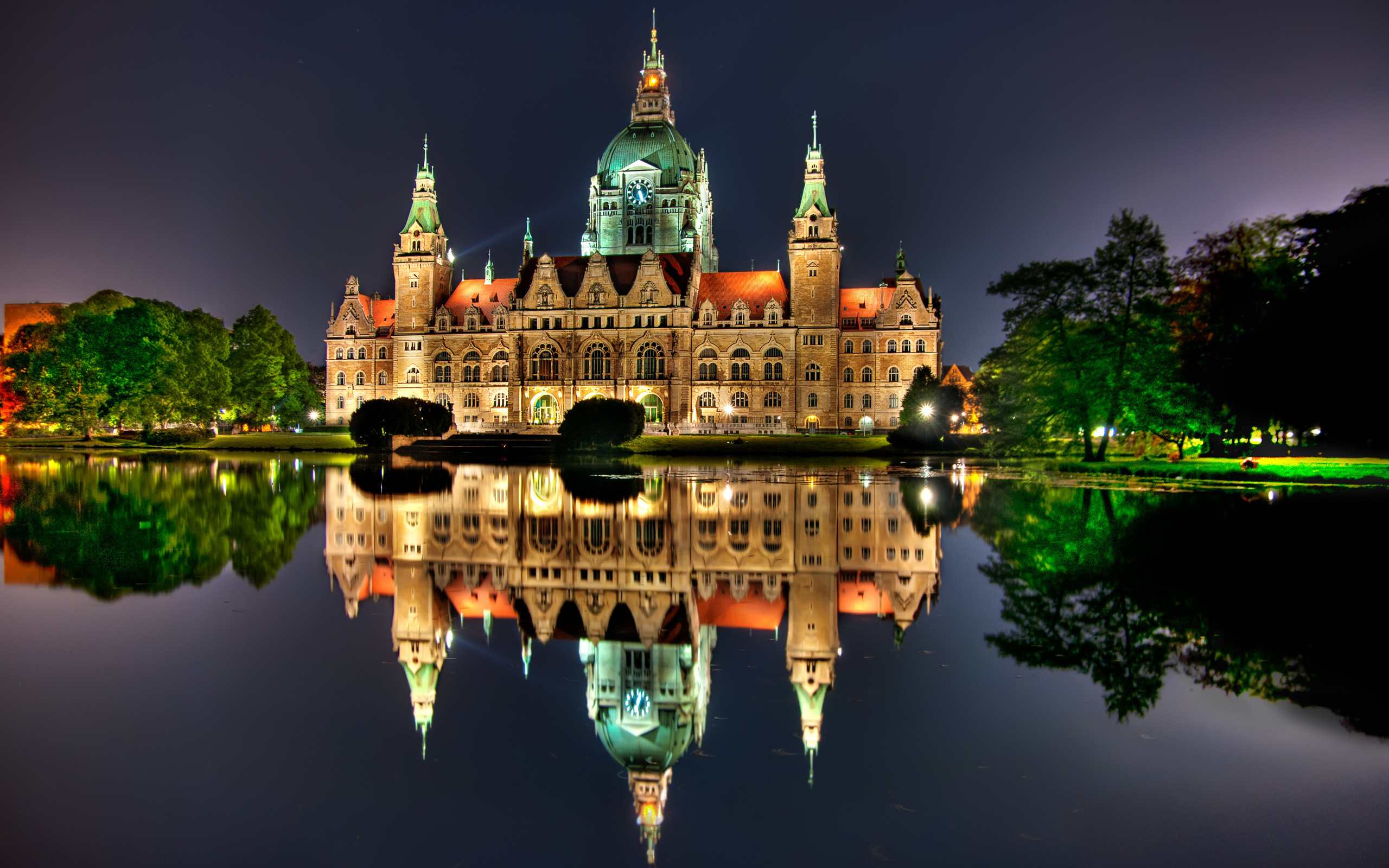 3d обои Красивый европейский замок отражается в водном зеркале ночью  дома # 34760