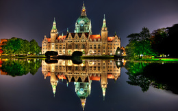 3d обои Красивый европейский замок отражается в водном зеркале ночью  красивые