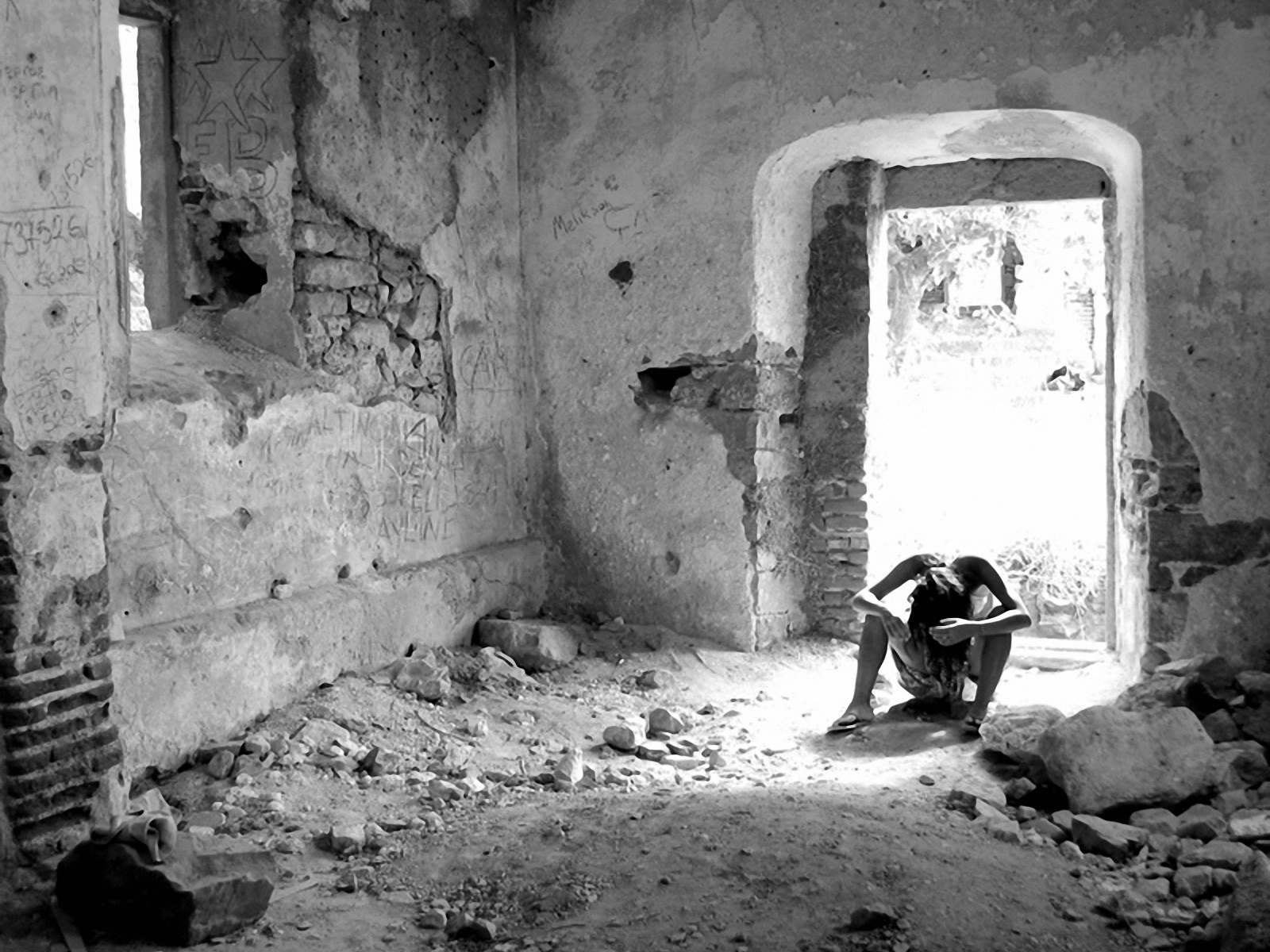 3d обои Одинокая убитая горем девушка в разрушенном доме  интерьер # 43424