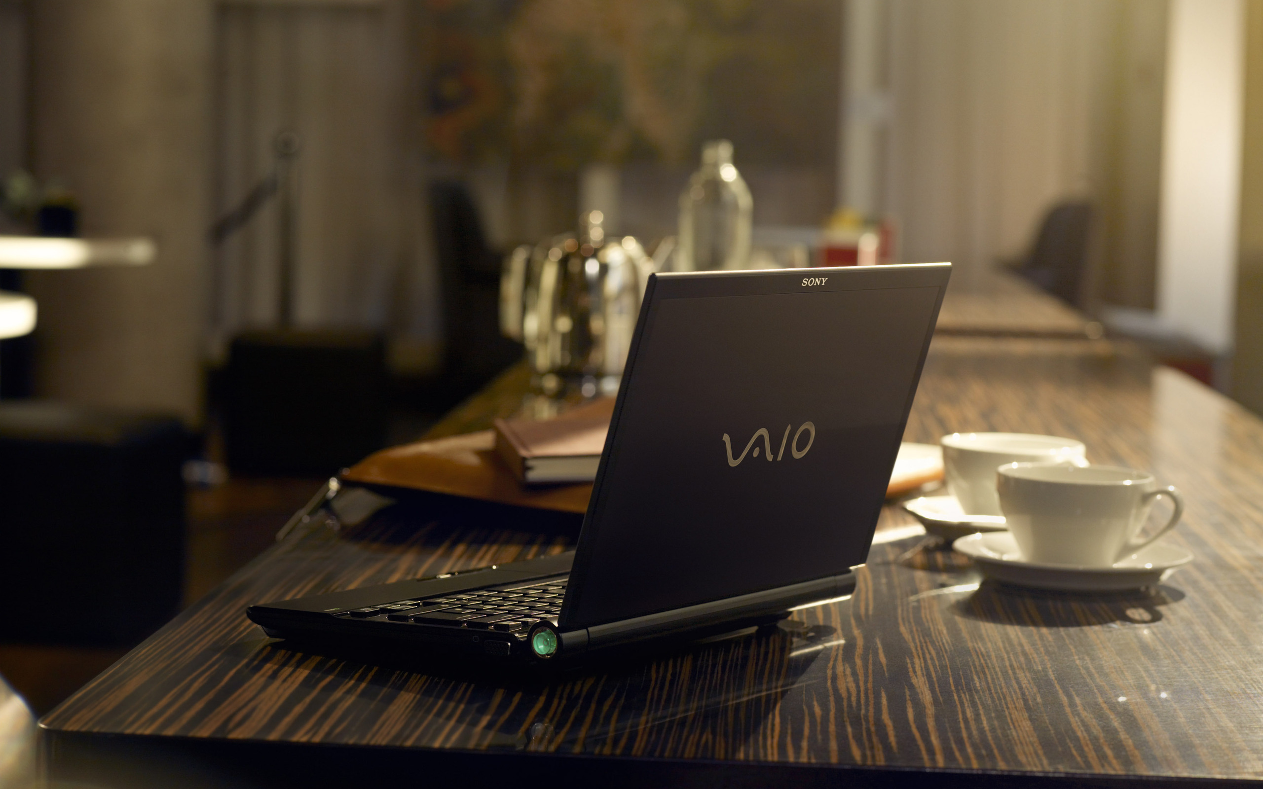 3d обои На столе стоит открытый ноутбук Vaio Sony  техника # 82850