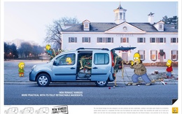 3d обои Гомер, Барт, Мардж Симпсоны и вся семья запихивает елку в минивен Renault (City Hall, New renault kangoo/ More practical with its fully retractable backseats.)  реклама