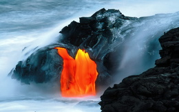 3d обои Вулкан в Исландии, лава стекает по склону  1680х1050