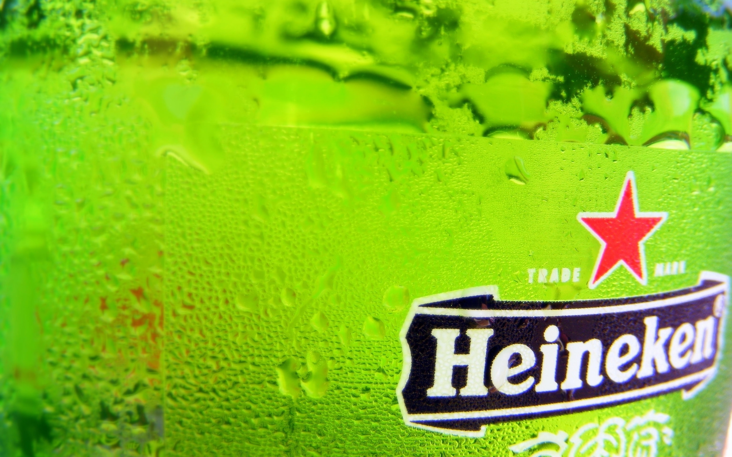 3d обои Наклейка на запотевшем бокале с пивом Heineken  макро # 52310