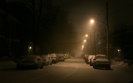 3d обои Заснеженная улица ночью с машинами стоящими вдоль обочины  зима