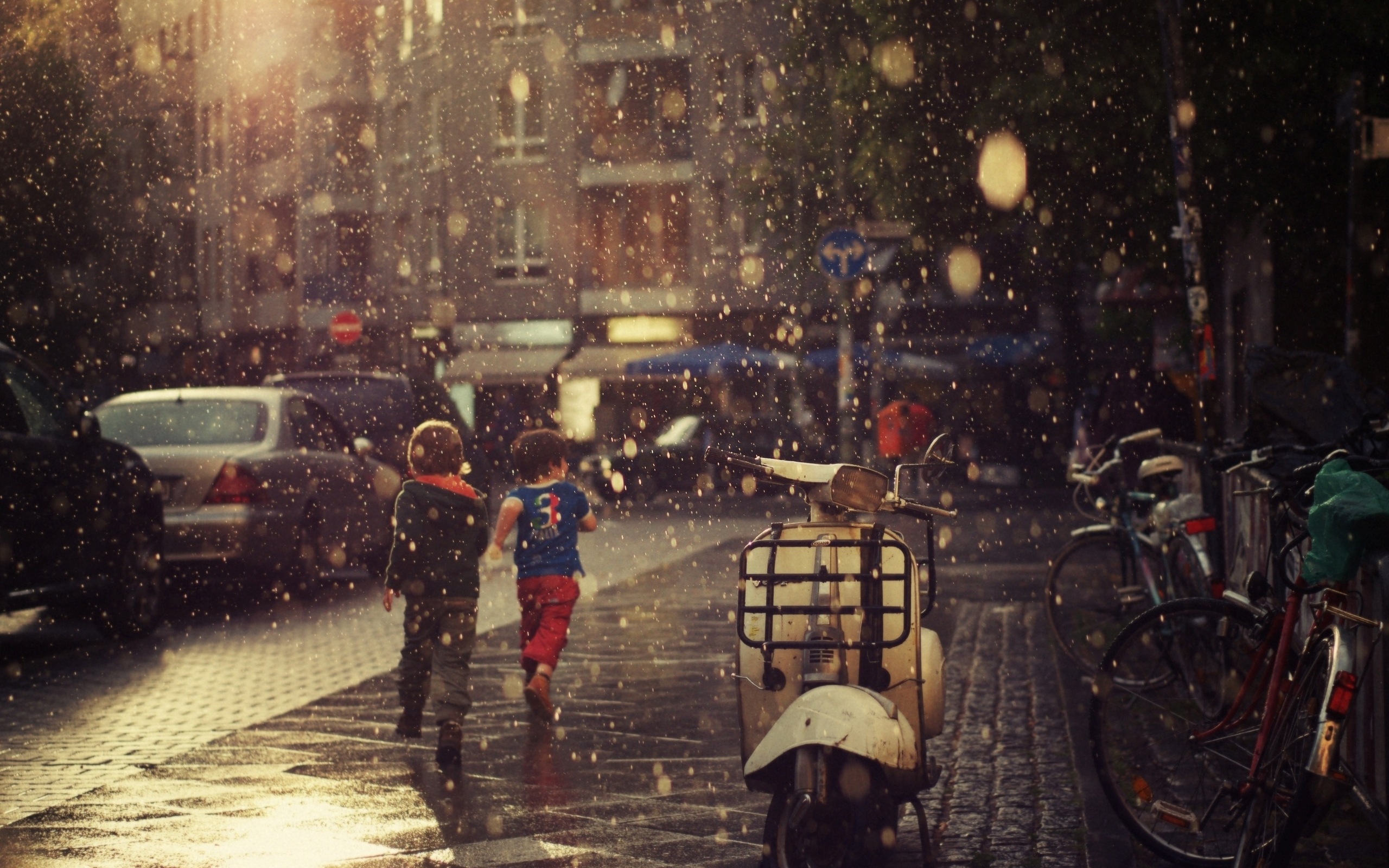 3d обои Грибной дождь на улице европейского города, дети бегут по мокрой мостовой, вокруг стоят велосипеды и мотороллер  мотоциклы # 57015