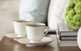 3d обои Две чашки с кофе на блюдцах стоят на столе среди книг  предметы