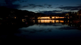 3d обои Отель на берегу озера  ночь