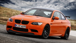 3d обои БМВ / BMW оранжевого цвета стоит на дороге в поле  авто