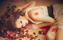 3d обои Красивая девушка лежит в лепестках роз  красивые