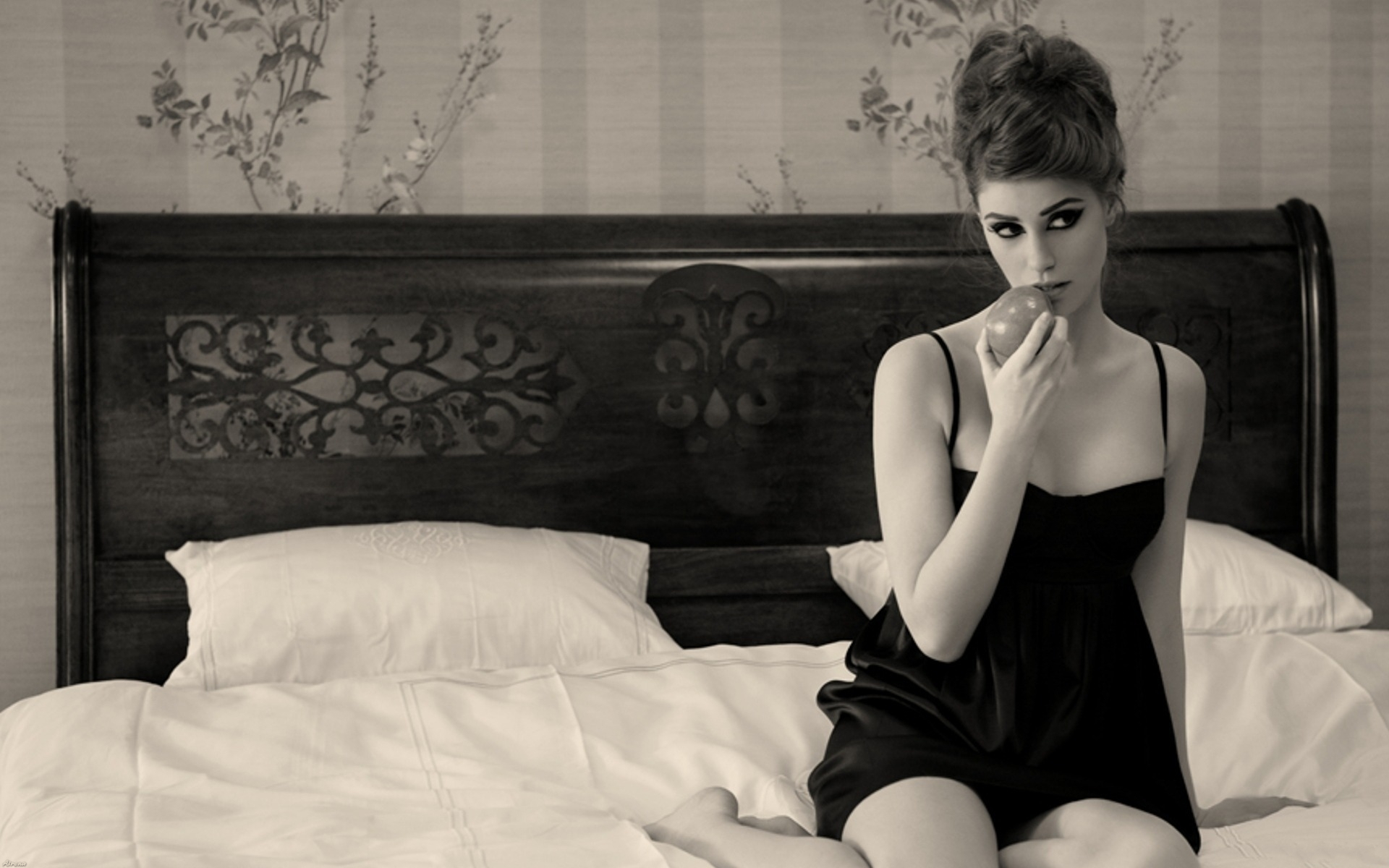 Фотосессия в черном платье на кровати