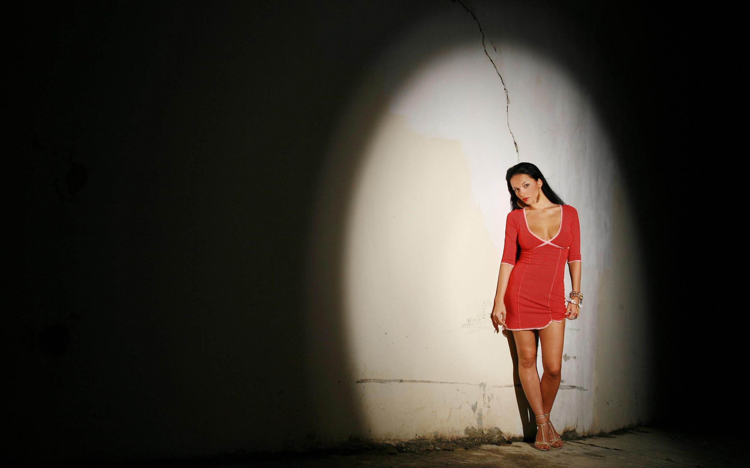 3d обои Девушка стоит ночью в красном платье возле стены  дома # 34759