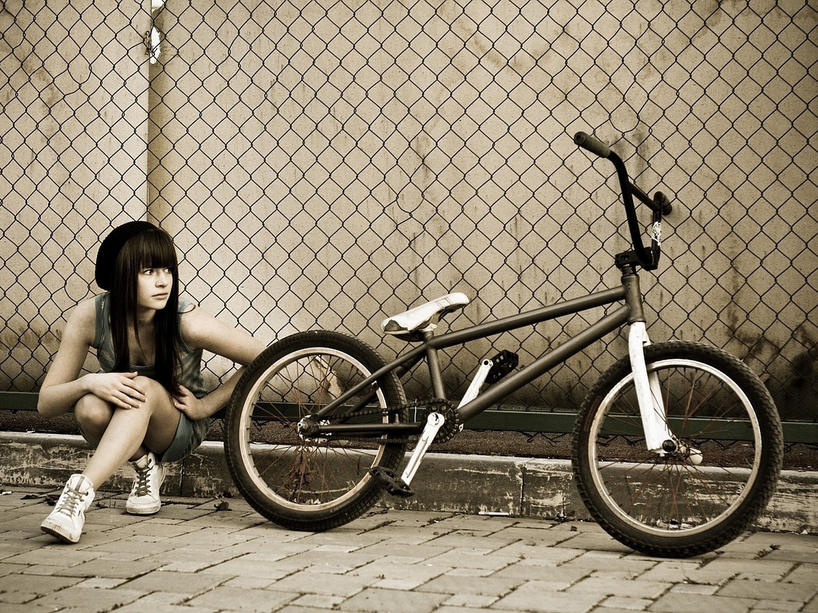 3d обои Девушка присела возле велосипеда  черно-белые # 88579