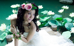 3d обои Красивая китаянка сидит в лилиях в белом платье  1680х1050