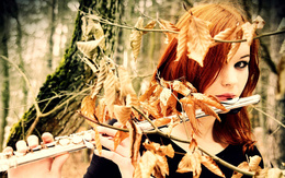 3d обои Девушка играет на флейте за листьями осеннего дерева  красивые