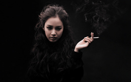 3d обои Девушка с дымящейся сигаретой в руке  дым