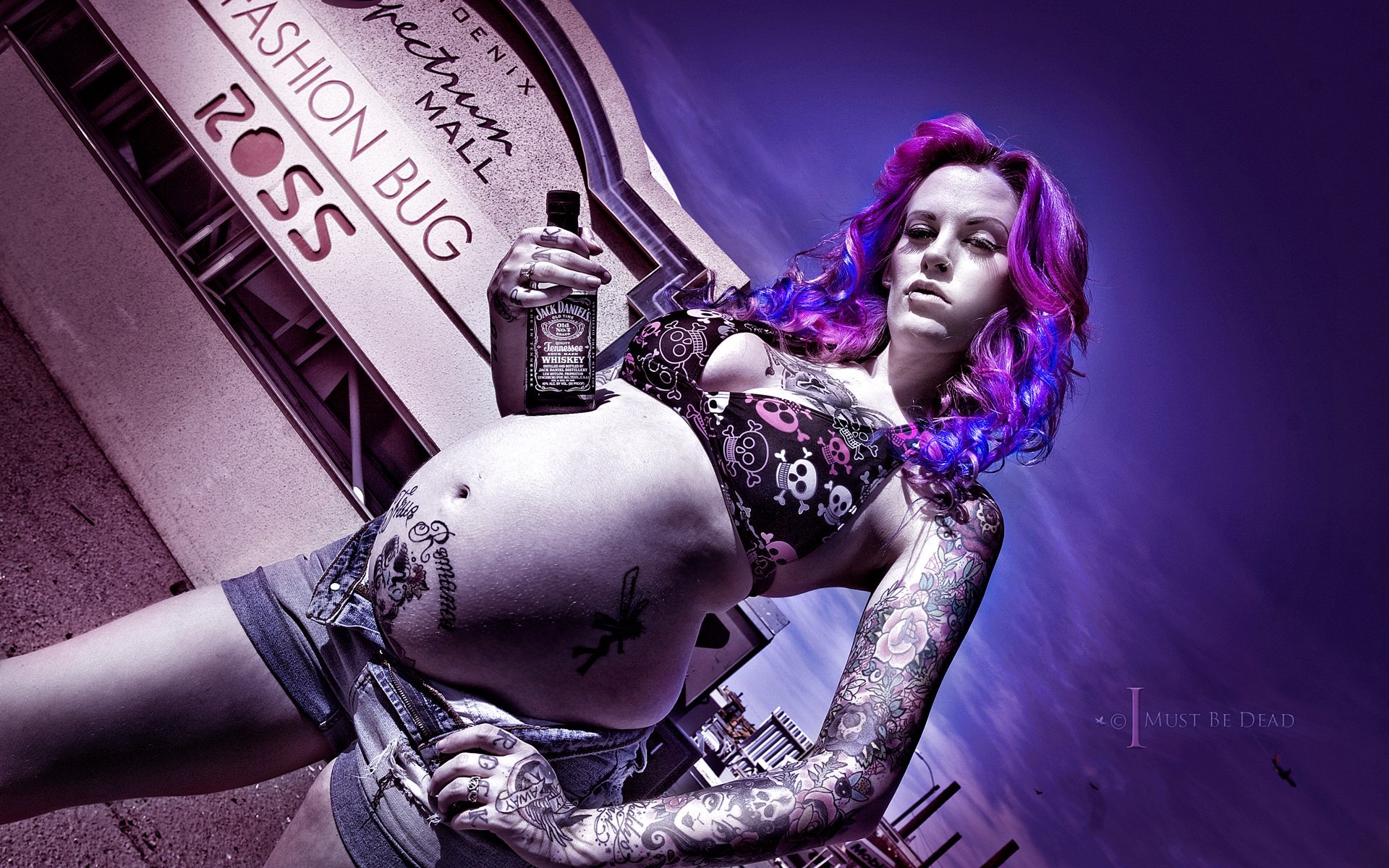 3d обои Беременная рокерша в татуирровках с бутылкой Jacj Daniels (© I must be dead) (Ross, Fashion bug)  дома # 34742