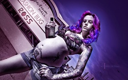3d обои Беременная рокерша в татуирровках с бутылкой Jacj Daniels (© I must be dead) (Ross, Fashion bug)  фразы
