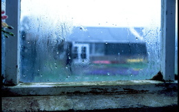 3d обои Дождь за старой оконной рамой. Вид на дом напротив. Запотевшее стекло.  дома