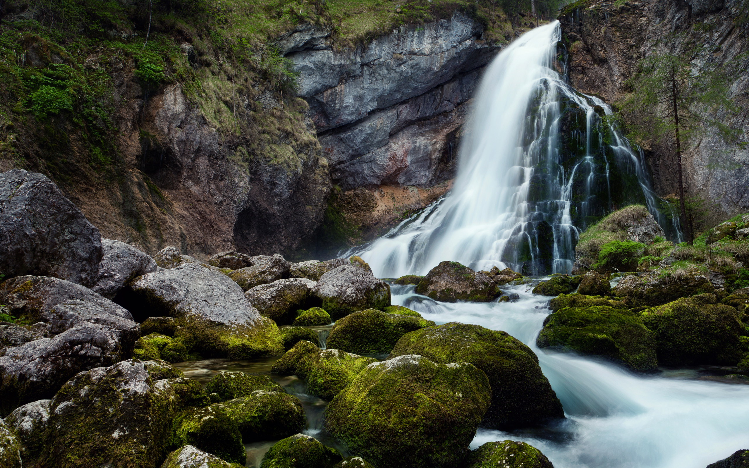 3d обои Красивый водопад стекает со скалы  ретушь # 76365