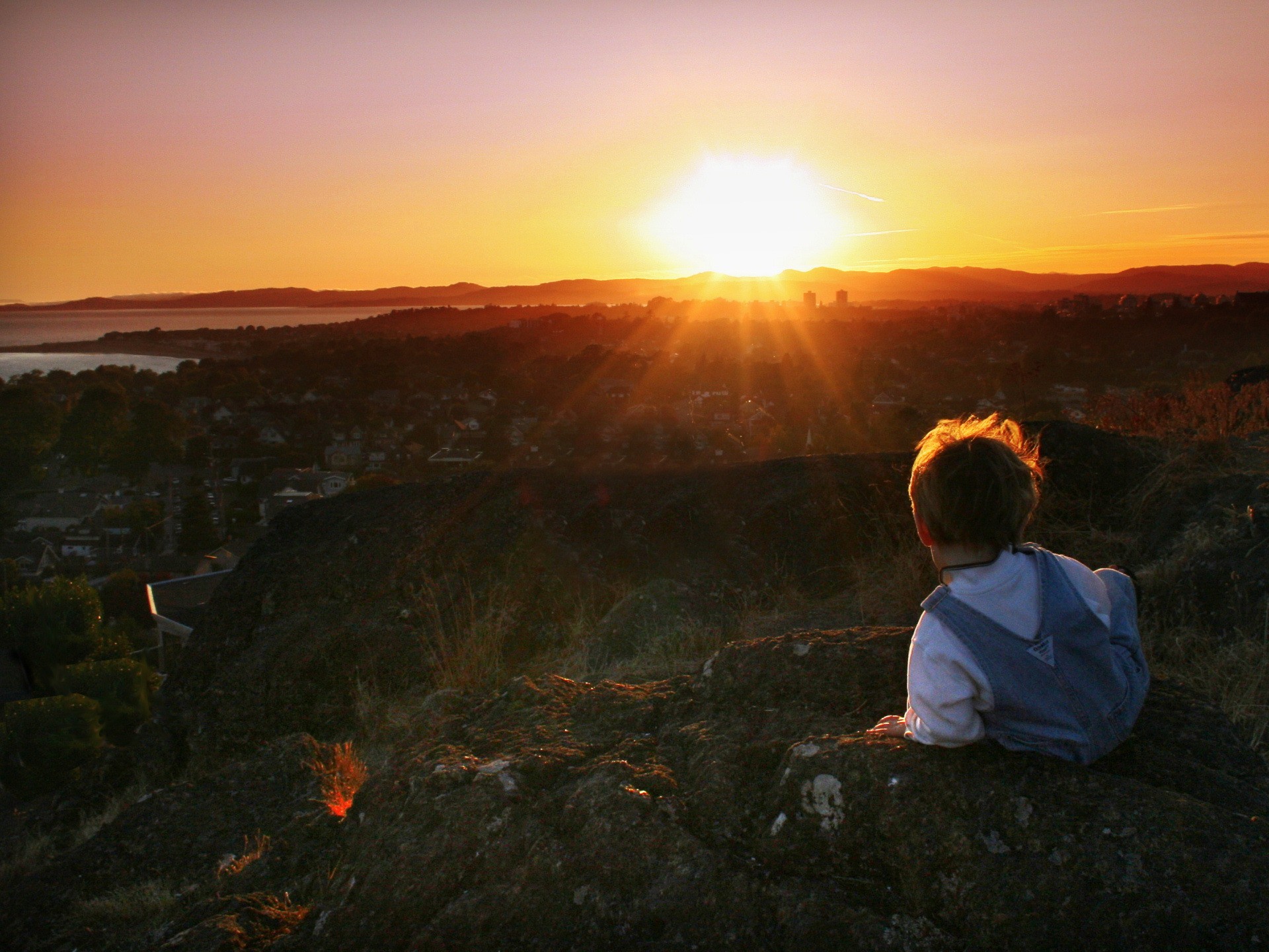 3d обои Маленький мальчик в комбенизоне наблюдает за закатом над городом  солнце # 81580