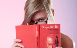 3d обои Блондинка в очках читает Зигмунда Фрейда  предметы