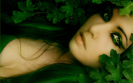3d обои Девушка с ярким макияжем лежит в зеленых листьях  1680х1050