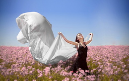 3d обои Девушка с белой тканью в руках в поле розовых маков  цветы