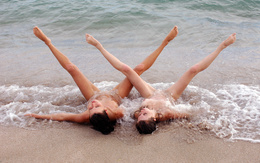 3d обои Две голые девушки лежат на берегу моря и синхронно выполняют движения ногами  эротические