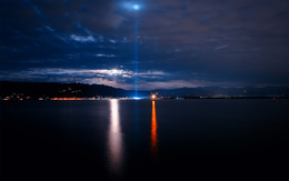 3d обои Луч света из города на берегу моря  ночь