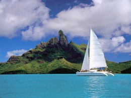 3d обои Красивая белая яхта стоит на море у гористого острова  горы