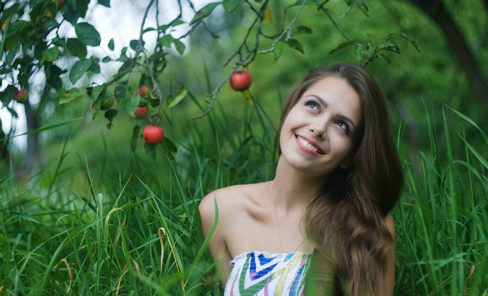 3d обои Радостная девушка в яблоневом саду  эмоциональные # 89834