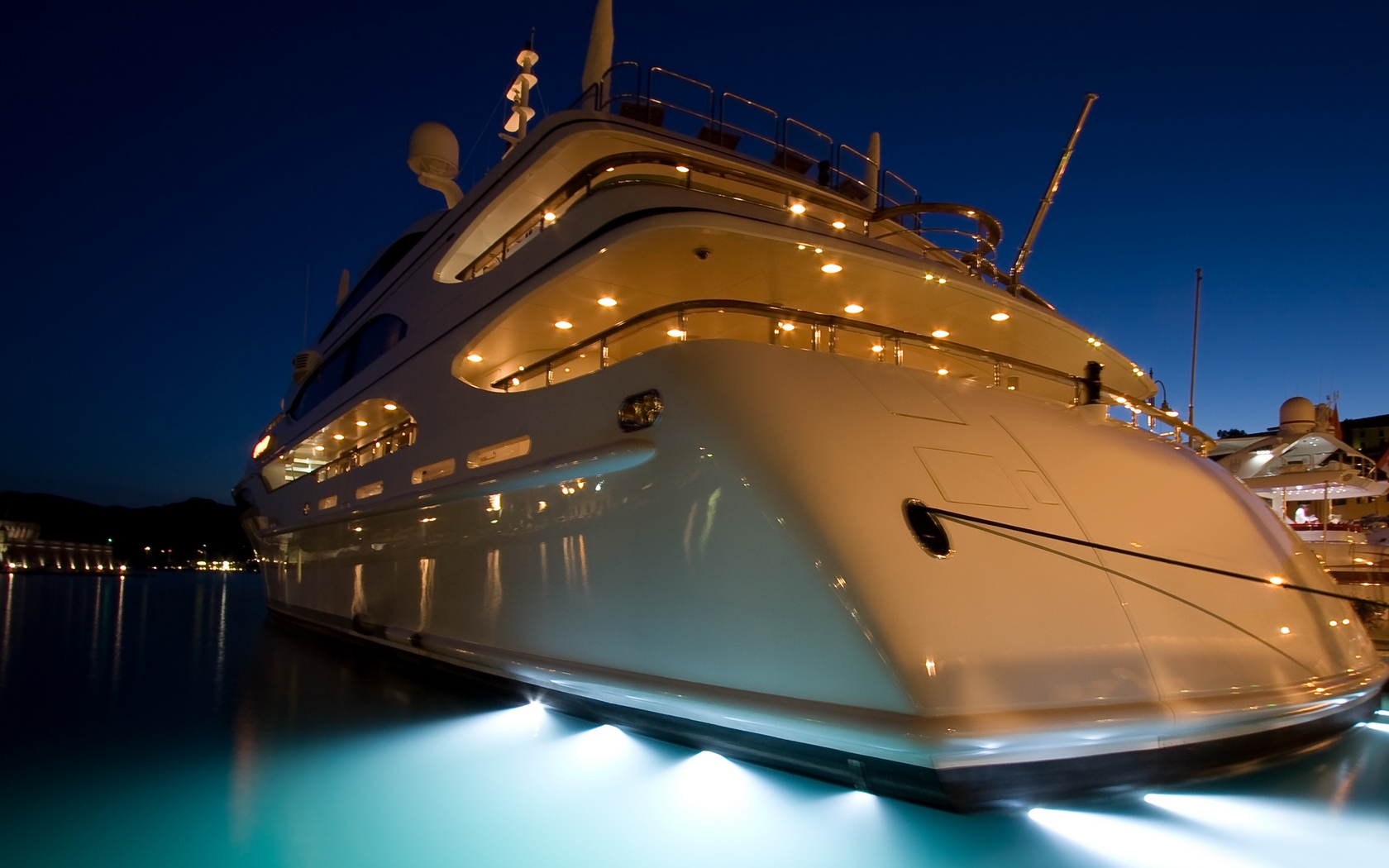 3d обои Белая яхта стоит ночью с яркой подсветкой возле города в гаване  1680х1050 # 7810